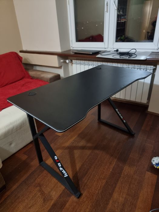 Biuro gamingowe Huzaro / stół