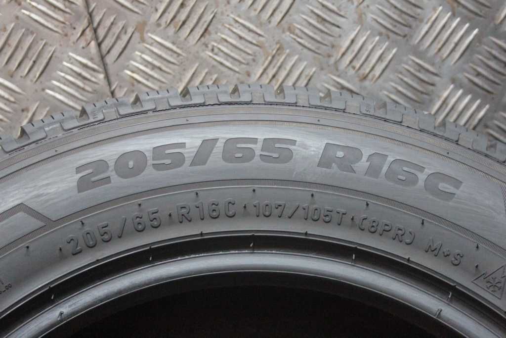 205/65/16C Pirelli Carrier Winter 205/65 R16C R16 C 4x8mm