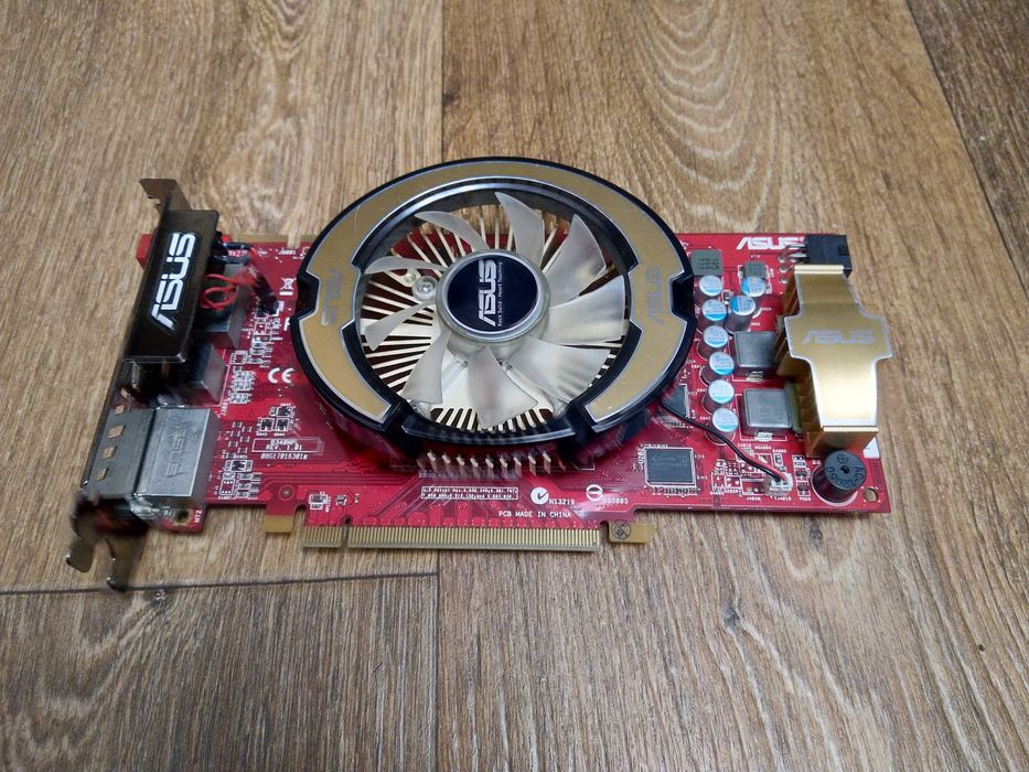 Asus HD3850 1 GB. (GDDR2 256bit)