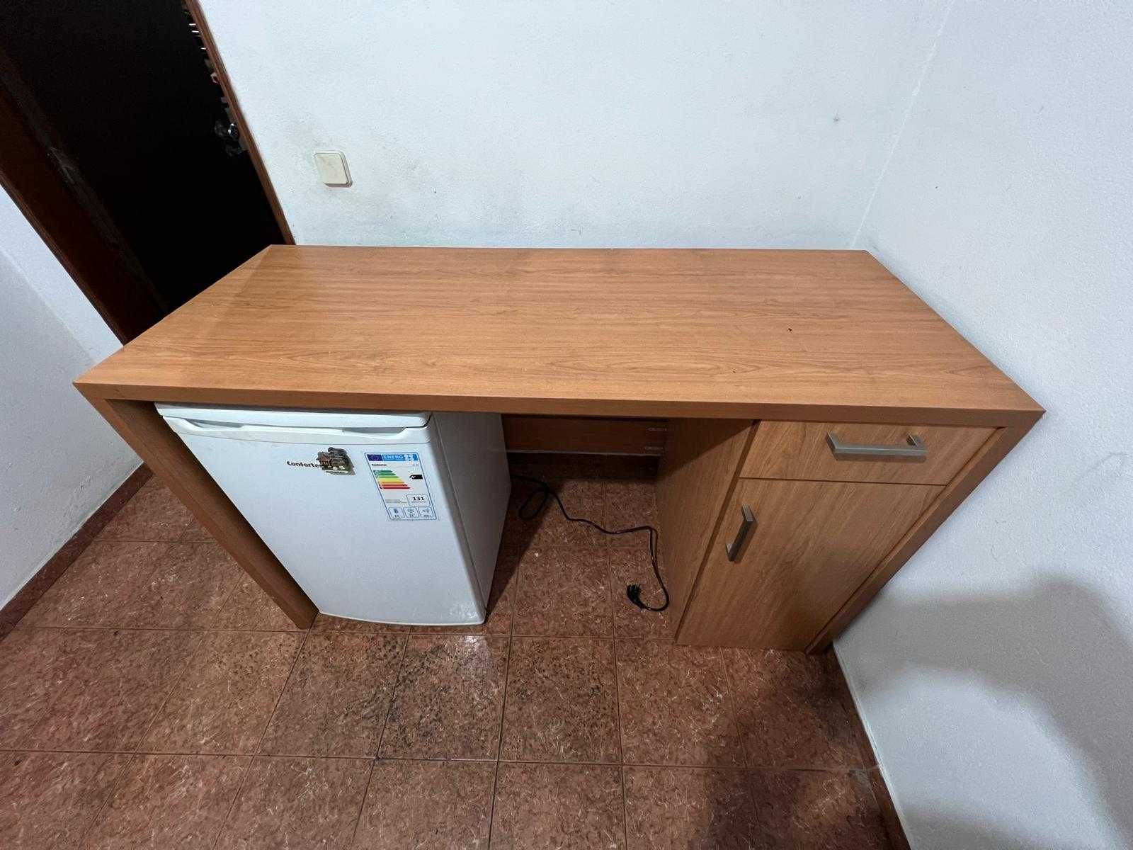 Mesa em madeira.