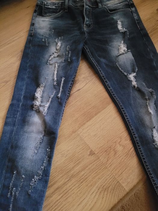 Sprzedam jeansy z przetarciami