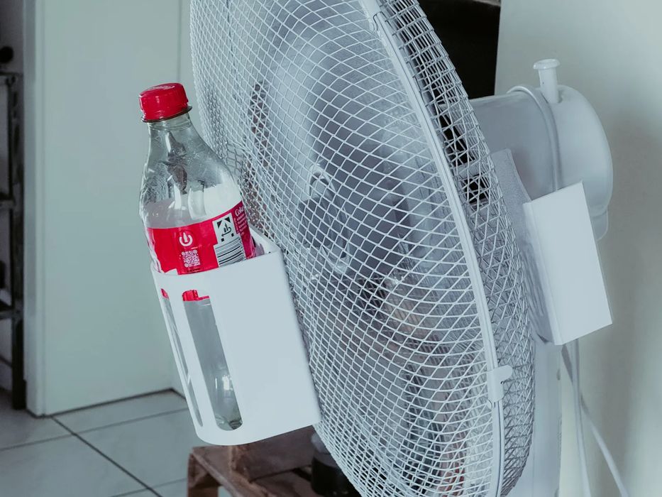 Suporte para Garrafas em Ventilador de Coluna