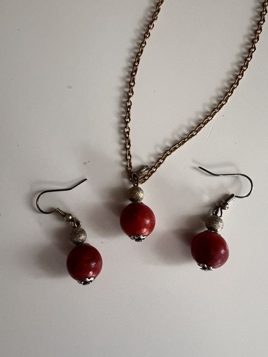 Komplet z naturalnym koralem z Bali kolczyki i zawieszka