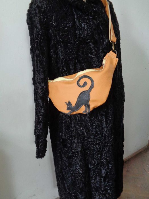 Artystyczna skórzana nerka z kotem. Handmade