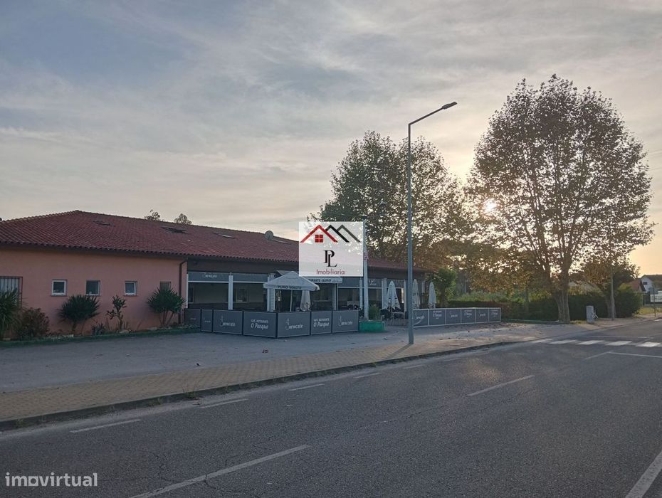 Edifício Comercial com 1120 m2 inserido num lote de 3000 m2 entre Can