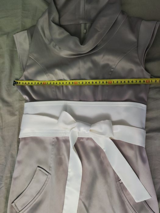 Сукня жіноча в діловому, стриманому стилі