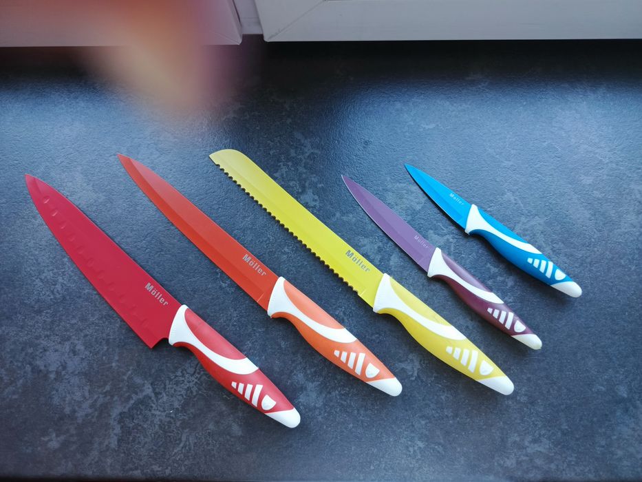 Komplet kolorowych noży. Używany. 5 sztuk.