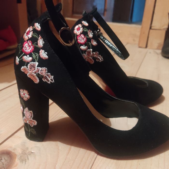 Жіноча туфлі з вишивкою