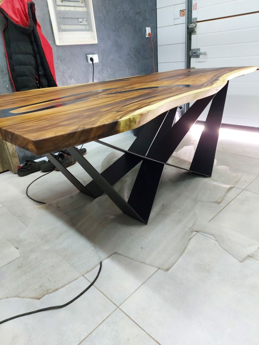 Stół z drewna Suar z żywicą,monolit