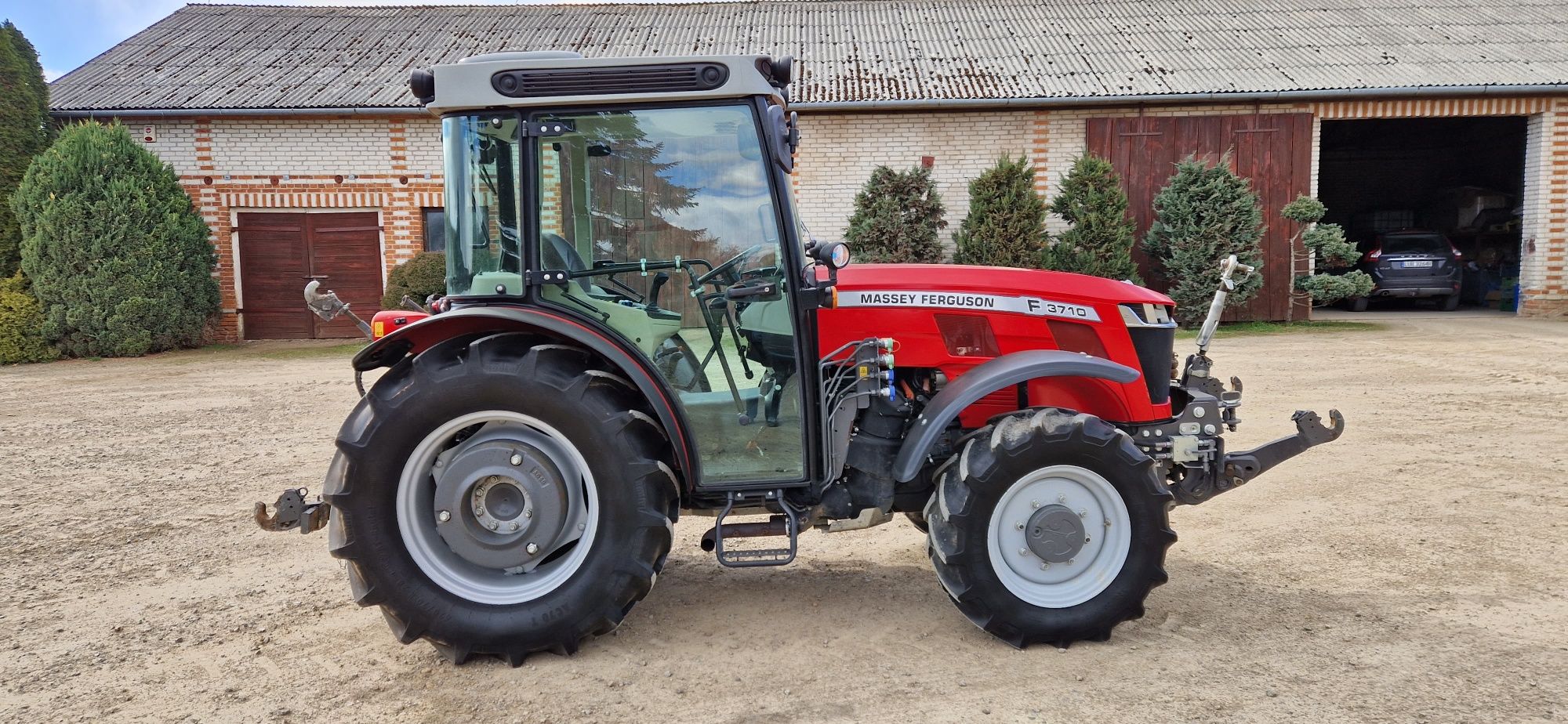Ciągnik sadowniczy Massey Ferguson 3710F TUZ+WOM