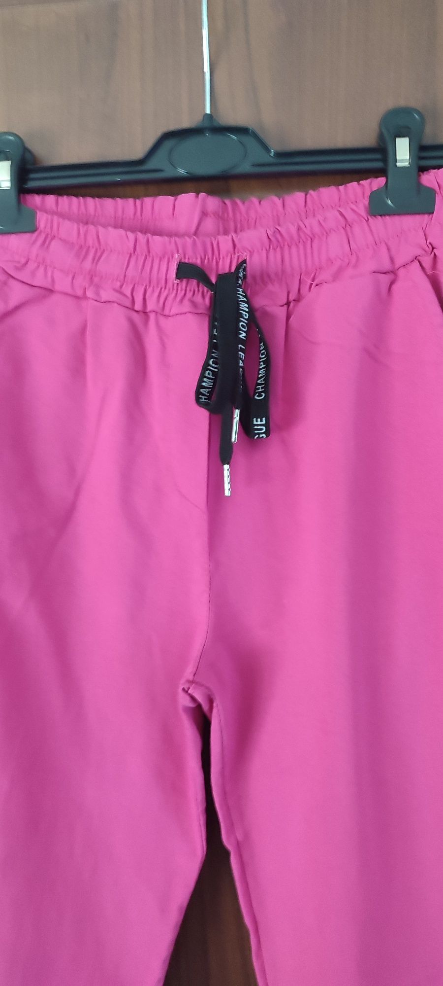 Różowe elastyczne spodnie