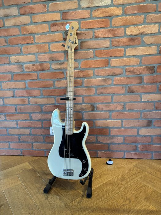 Fender Standard Precision Bass + seymour duncan spb-3 + case