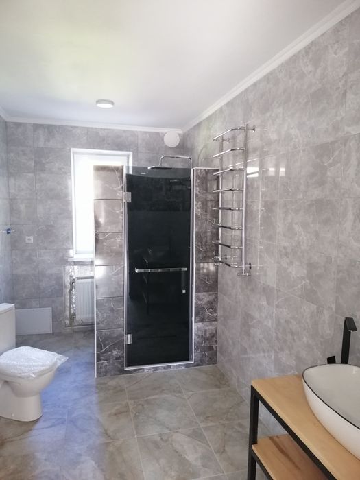 Сучасний комфортний будинок з новим ремонтом  в ЦЕНТРі с. Яснозір'я