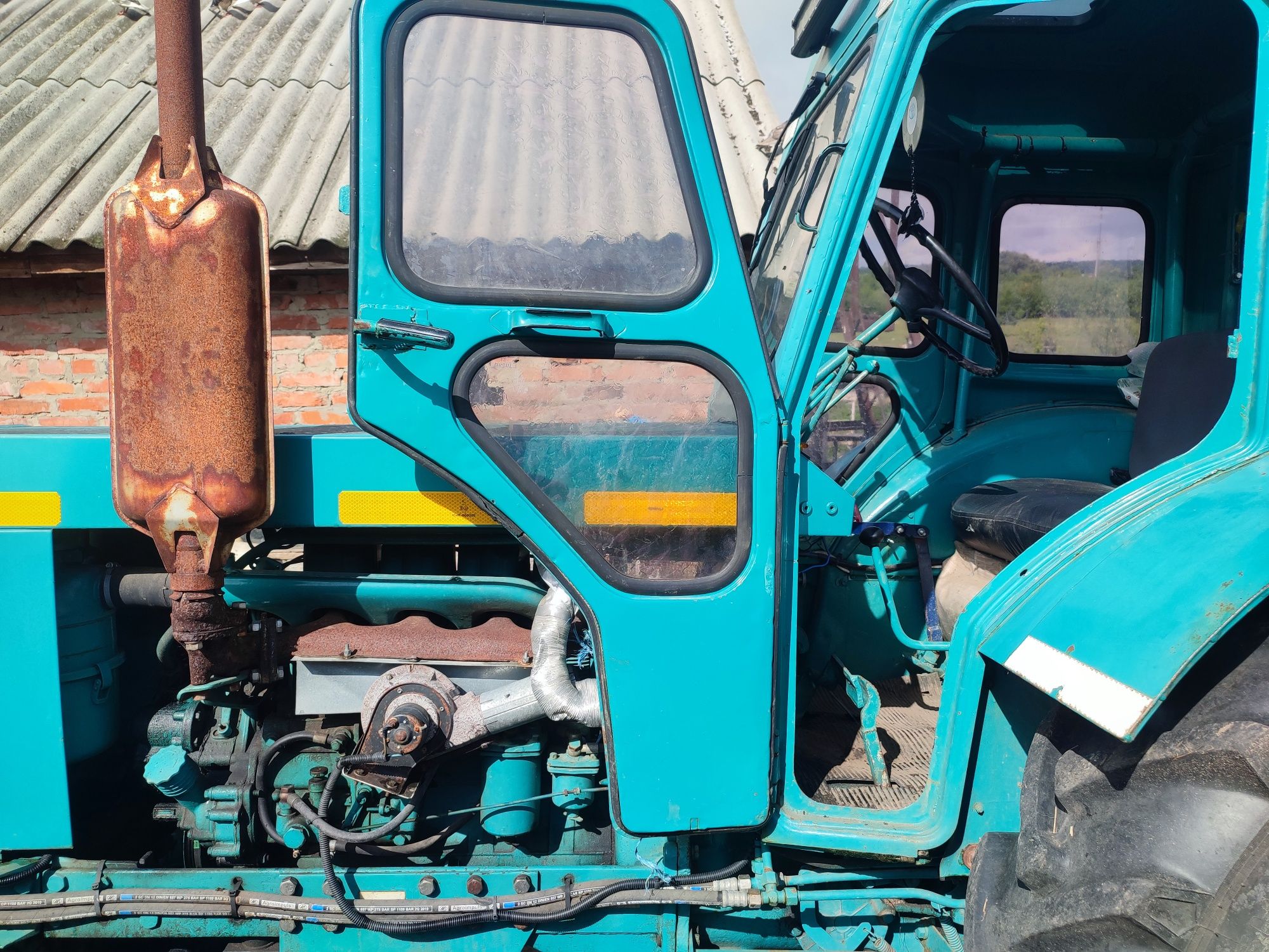 Т 40 ам с фронтальним погрусчіком челюстной и сніговою лопатою поворот