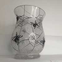 Mroczny wazon z motywem pajęczym