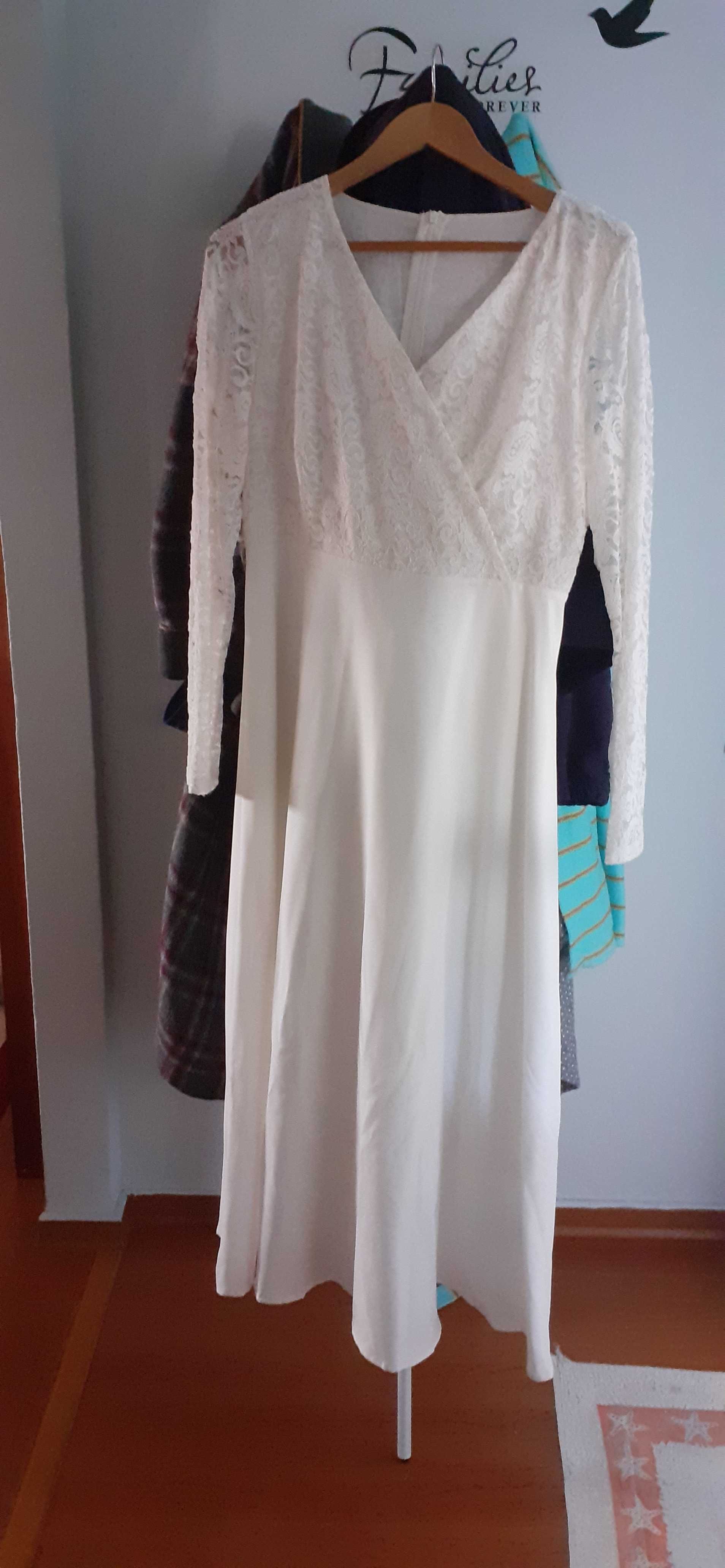 Vestido branco de noiva com acessorios