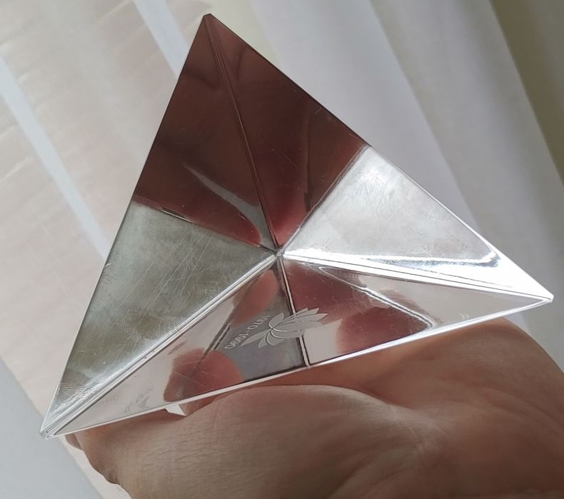 Czworościan piramida czworościanu szkło "kryształowe" tetrahedron 666g