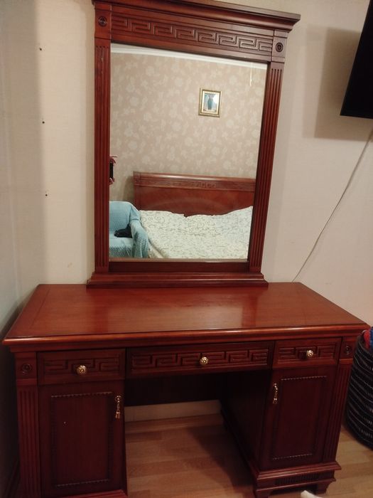 Туалетний столик з дзеркалом,трюмо з дерева