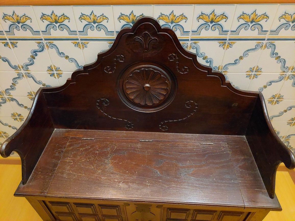 Arquibanco (arca e banco de madeira)