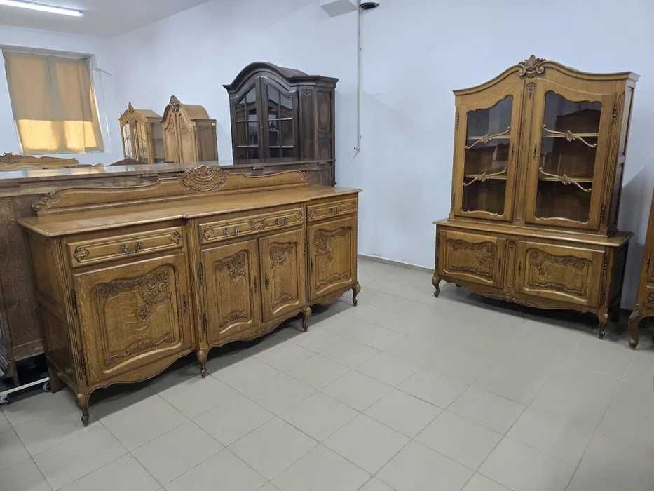 Komplet mebli w stylu ludwikowskim –komoda, witryna i stół z krzesłami