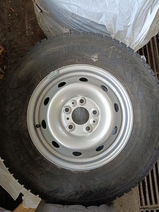 Koła zimowe Nokian 225/70r15c