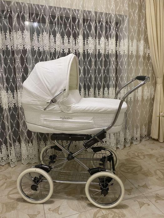 Візочок білого кольору