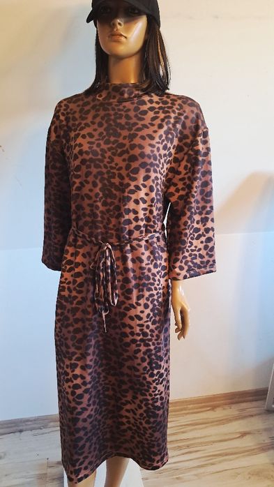 Sukienka w panterkę z paskiem