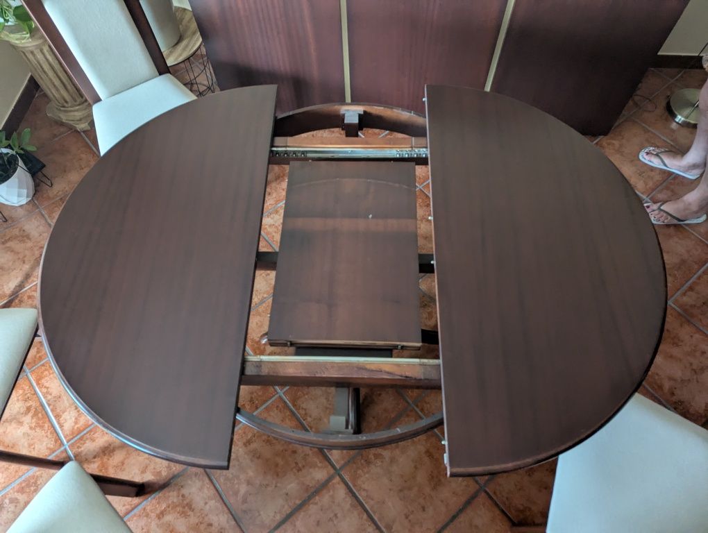 Mesa de jantar em mogno