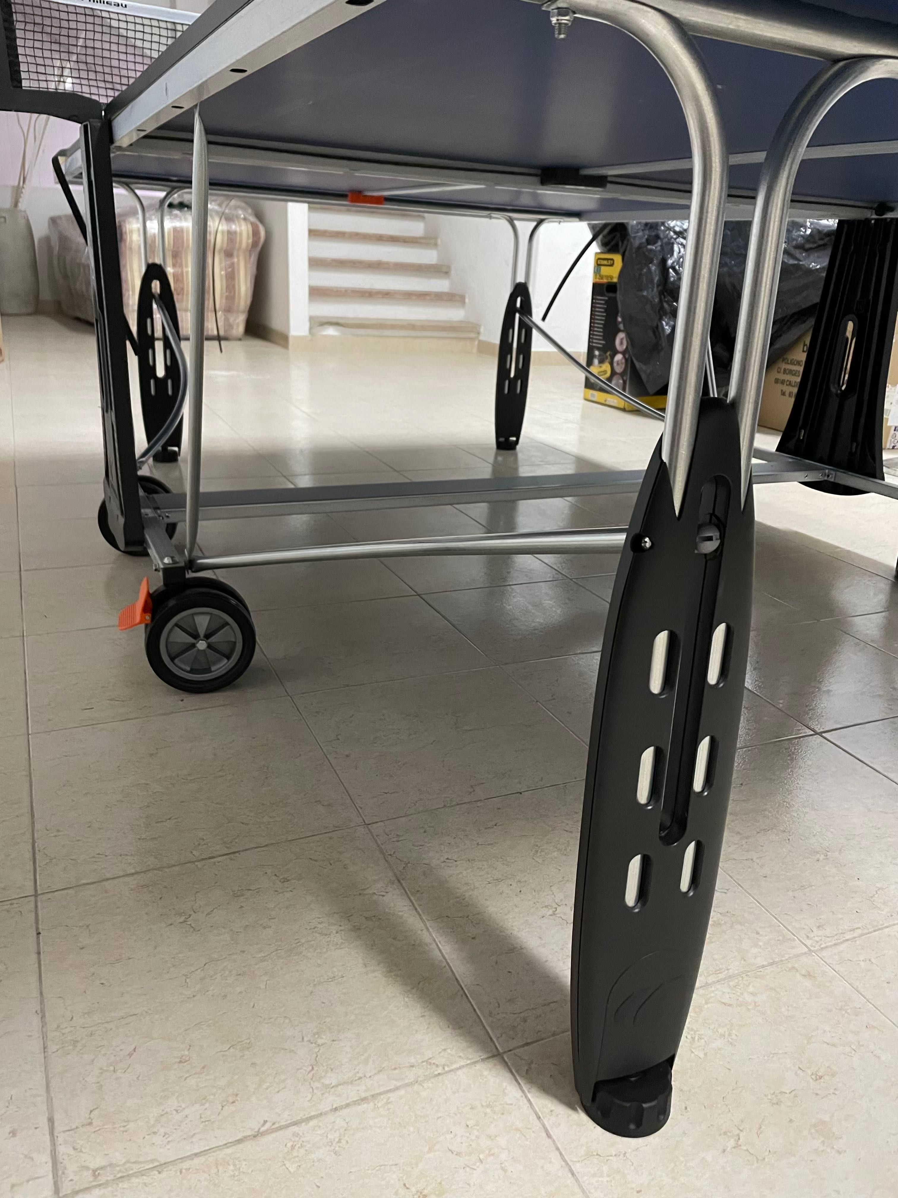 mesa de ténis de mesa com muitos acessórios