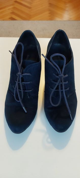 Sznurowane granatowe czółenka