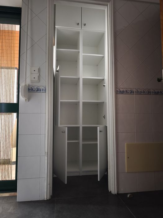 Armário branco com portas e prateleiras