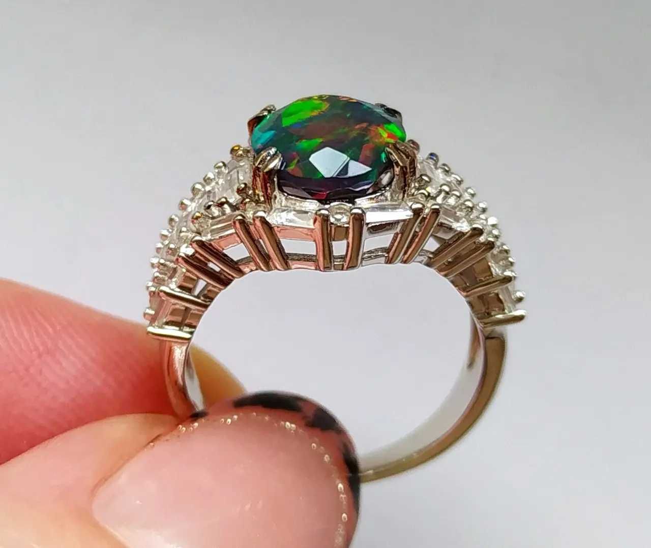 Серебряное кольцо с эфиопским черным опалом 2.24ct и белыми топазами