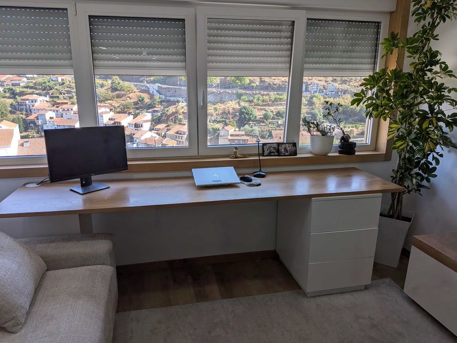 Secretária de escritório em madeira maciça - 2,58m x 60cm + comoda