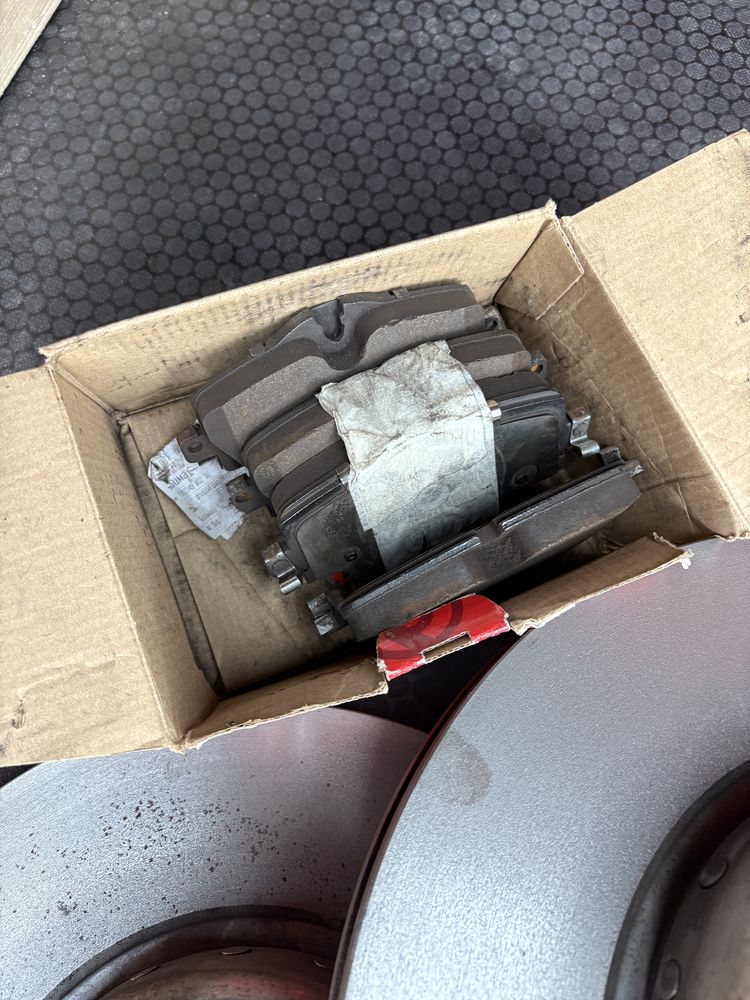 Zestaw hamulcowy OEM tarcze+klocki 330x24 przód Bmw G31 G30 520d
