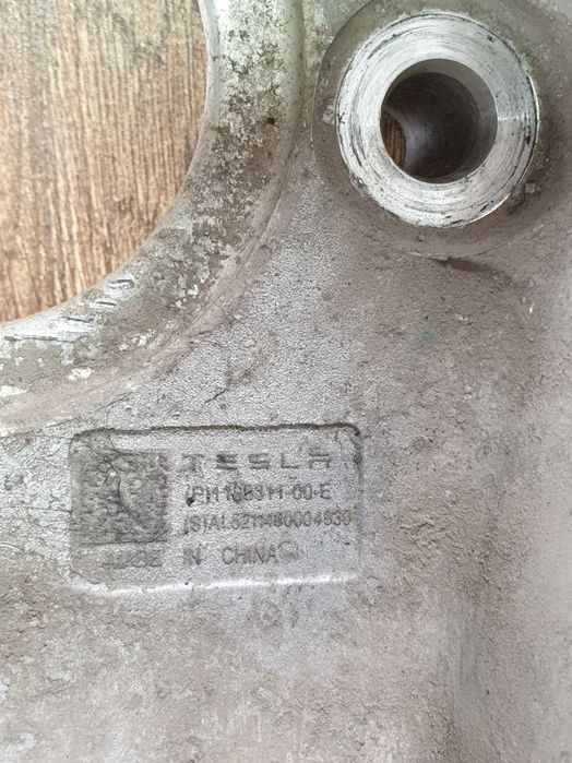 Цапфа поворотний кулак передній задній павий лівий Tesla Model Y