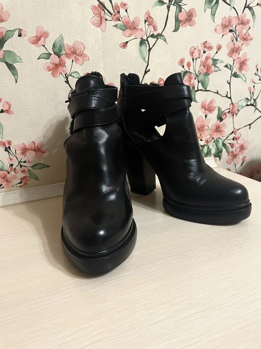 Шкіряні ботильйони Bronx з ремінцями