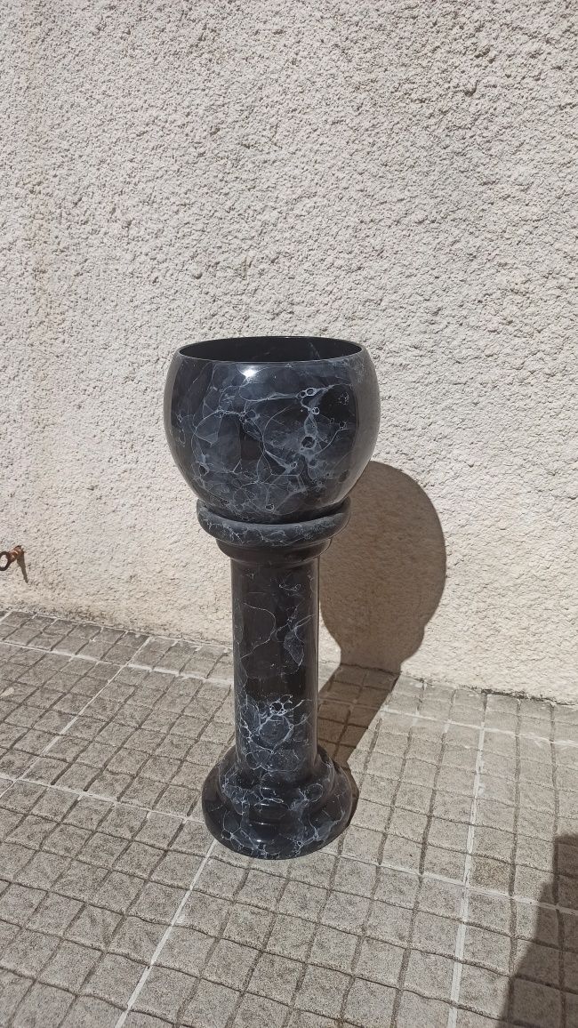 Vaso com coluna de suporte