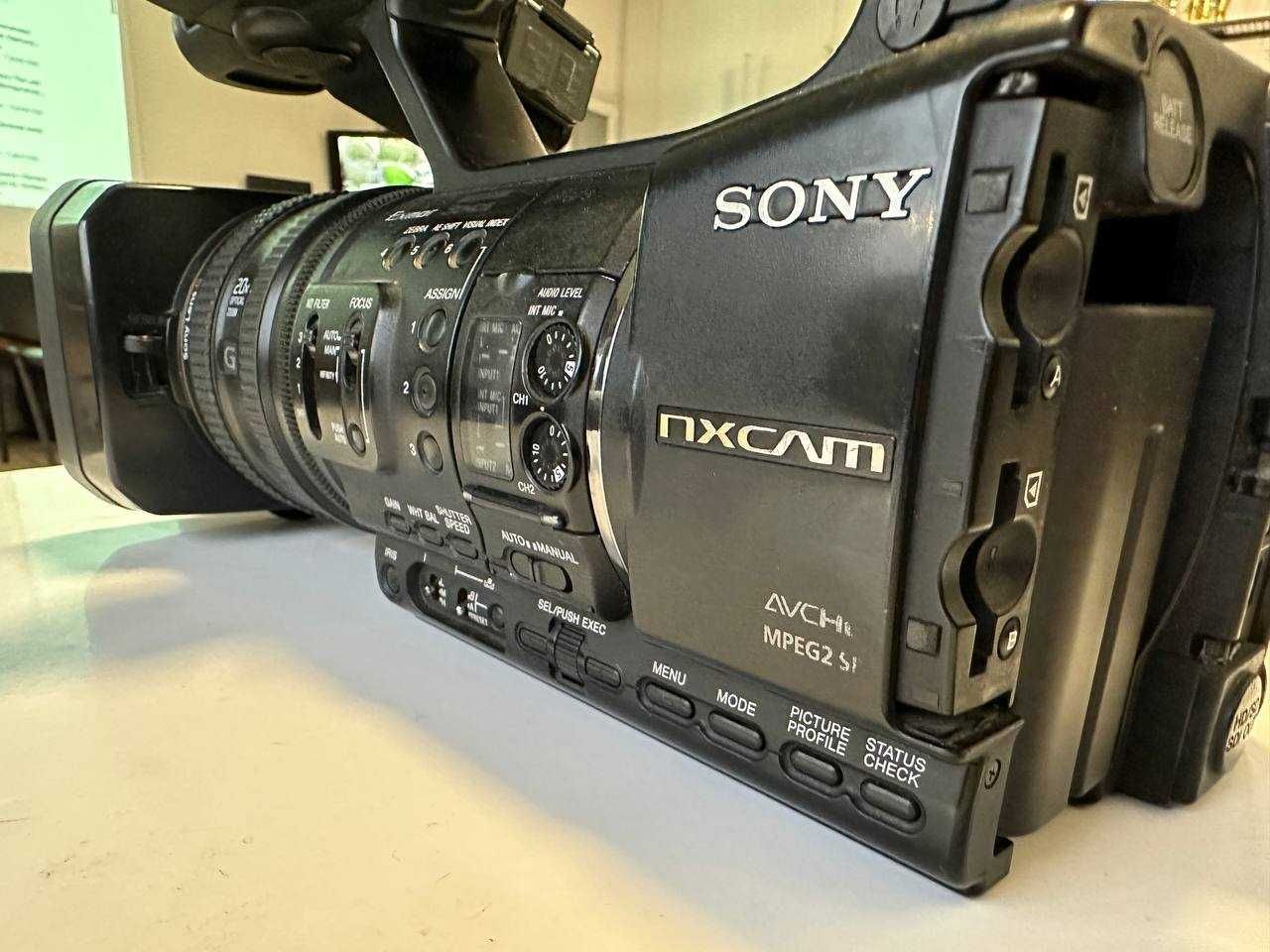 Професійна відеокамера Sony HXR-NX5