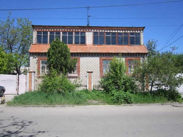 2-поверх.   будинок  на  дві  половини,      2-пов.  гараж  р-н  ж.д.
