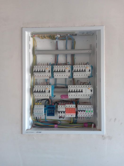 Elektryk : awarie instalacje montaż domofony monitoring folia grzewcza