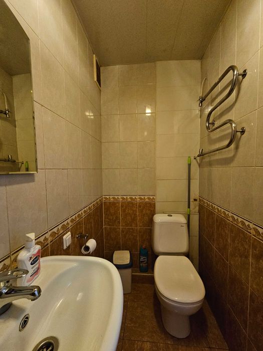 Продам 1 кім. квартиру-офіс на пр. Науки (Гагаріна), червона лінія.