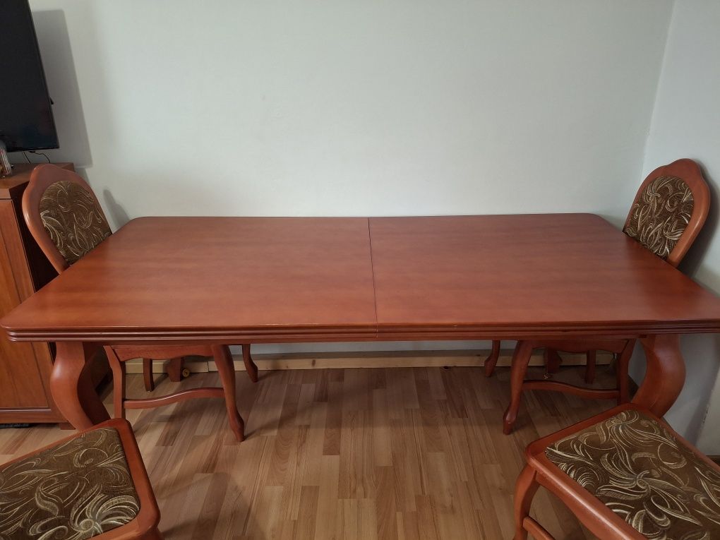 Stół z krzesłami drewniany