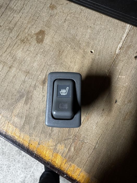 Кнопка підігріву сидінь Mazda