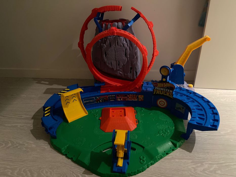 Pista hot wheels monster trucks
