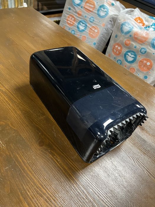 Tork диспенсери чорні