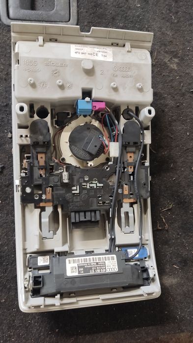 Lampka oświetlenie wnętrza podsufitki Audi A6 C6 lift