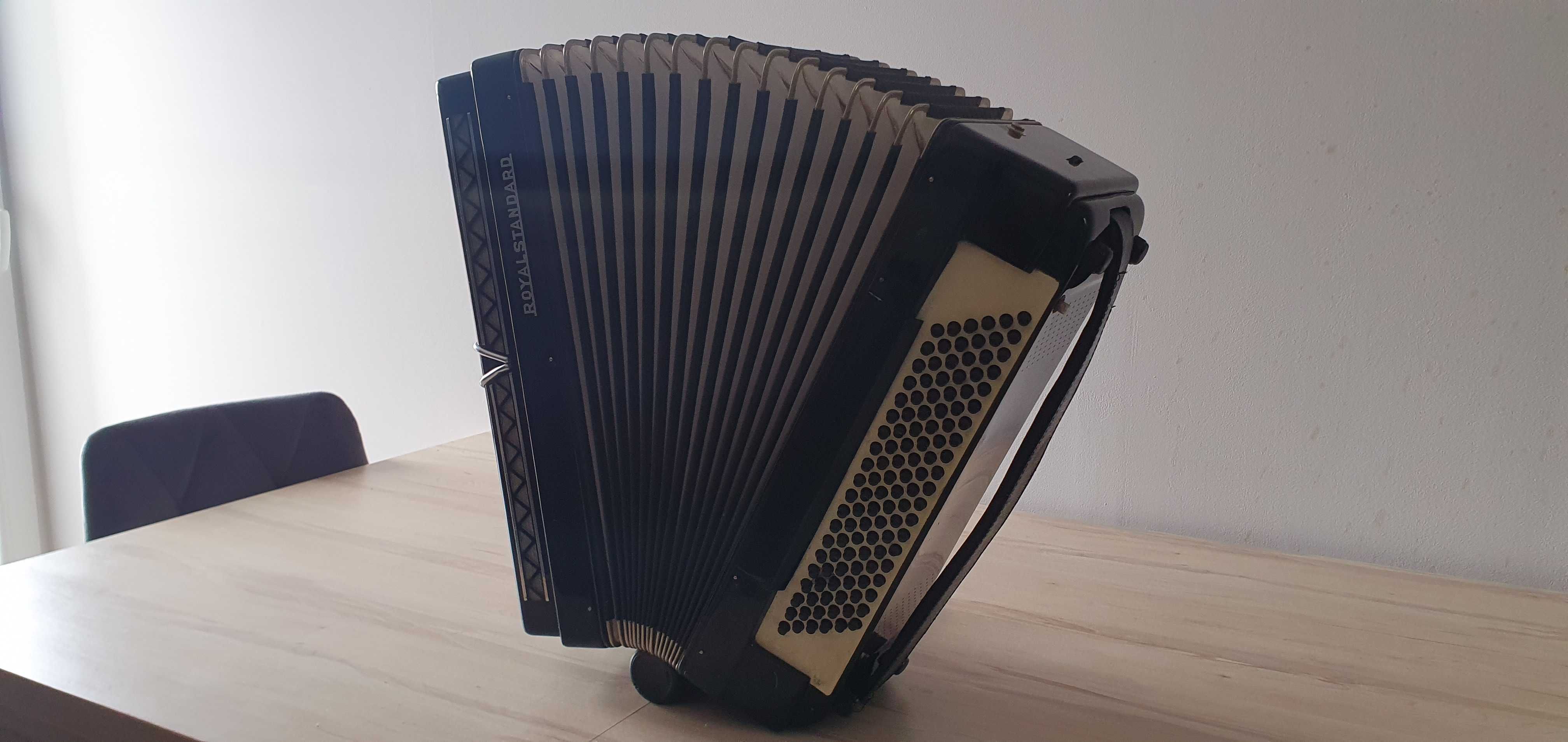 Sprzedam pilnie akordeon Royal Standard 120 basowy