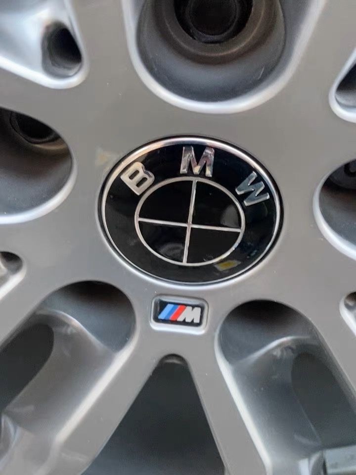 Эмблема черная на BMW