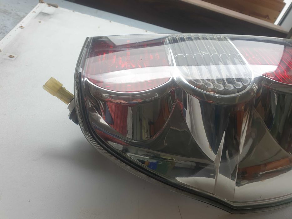 Suzuki Grand Vitara lampa tył  prawa 1.6 trzy drzwiowy 2007