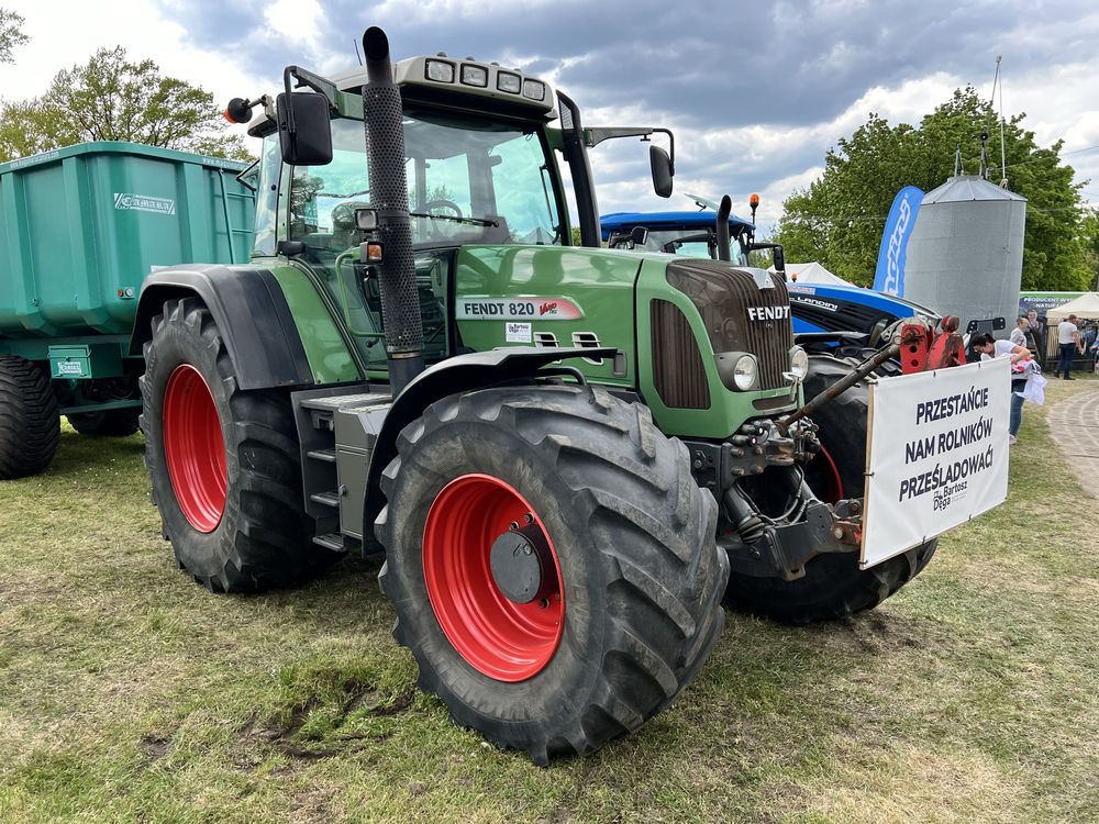 Ciągnik Fendt 820 Vario TMS Com3 55km/h sprowadzony